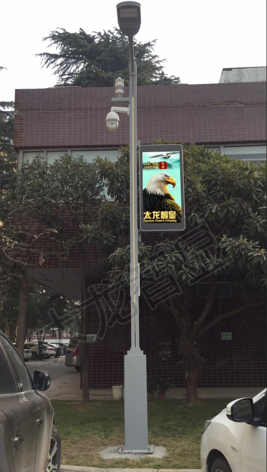 鄭州歐麗工業(yè)園采用太龍智顯P4型號(hào)單面LED燈桿屏，完成數(shù)字信息升級(jí)