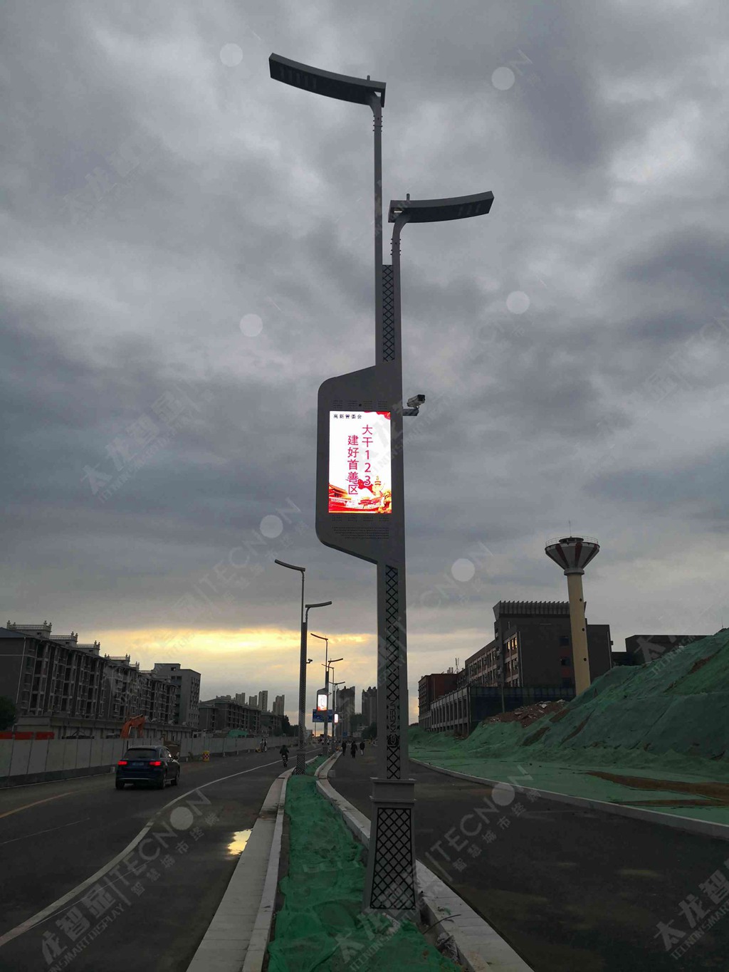 智能LED燈桿屏在西安胡家莊落地！